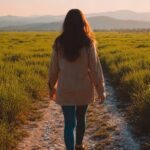 mujer_de_espaldas_caminando_con_esperanza_mirando