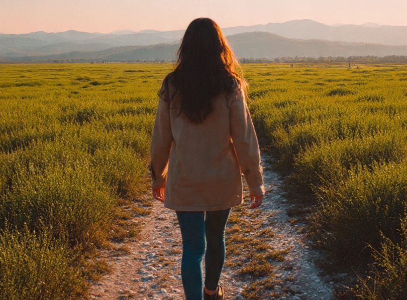 mujer_de_espaldas_caminando_con_esperanza_mirando