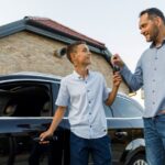 un-padre-le-da-las-llaves-de-un-carro-a-su-hijo-sonriente_0