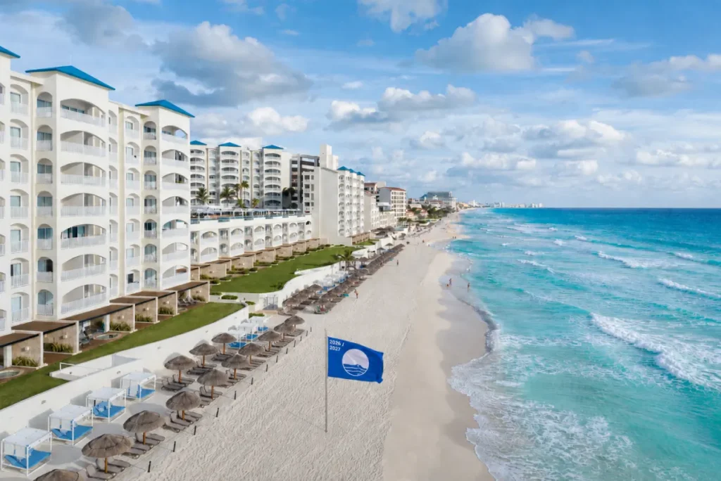 Playa-del-Hilton-Cancun-Mar-Caribe-con-bandera-Blue-Flag