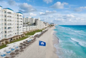 Playa-del-Hilton-Cancun-Mar-Caribe-con-bandera-Blue-Flag